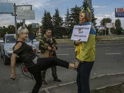 Издевательства карателей и наемников из "ДНР" над Ириной Довгань. Источник - http://inforesist.org/ukrainka-kotoruyu-unizhali-bojcy-dnr-osvobozhdena-smi/