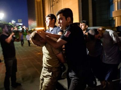 Арест подозреваемых в заговоре, 16.7.16. Фото: AFP