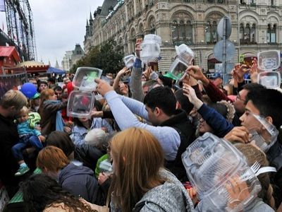 Красная площадь, давка за салатом, 4.9.16. Фото: metronews.ru