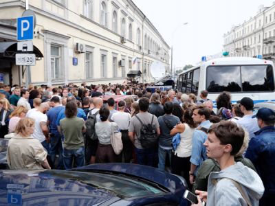 Люди, собравшиеся в поддержку Кирилла Серебренникова у Басманного суда, 23.8.17. Фото ТАСС, interfax.ru