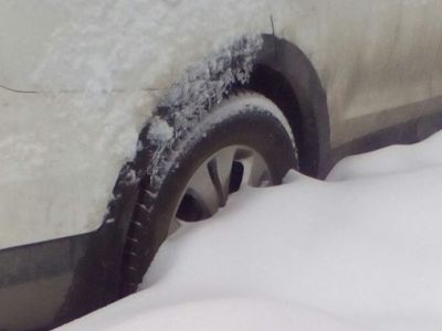 Снегопад в Москве 4.2.18, утонувший в снегу автомобиль. Фото: facebook.com/aromshtam