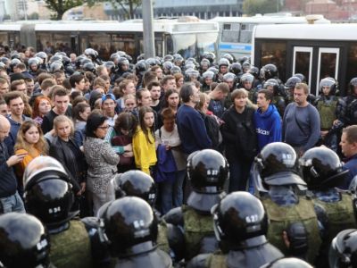 Операция по окружению ОМОНом петербуржцев на Пироговской набережной, 9.9.18. Фото: Давид Френкель/"Медиазона"