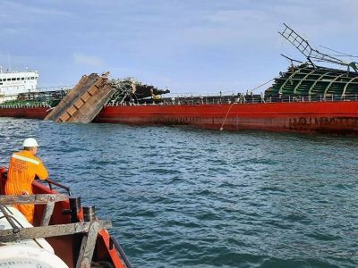 Танкер "Генерал Ази Асланов", поврежденный при взрыве в Азовском море, на якорной стоянке в районе порта "Кавказ". Фото: Морспасслужба / РИА Новости