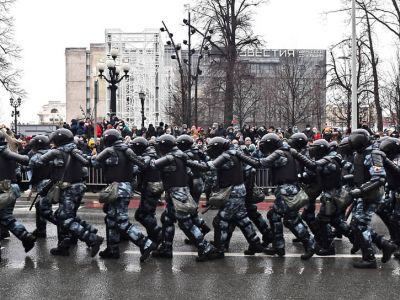 Сотрудники Росгвардии на Пушкинской площади в Москве. Фото: Игорь Иванко / Коммерсант