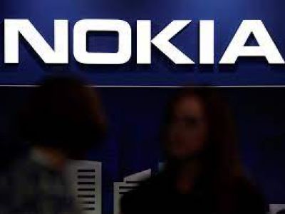 Посетители собираются у стенда Nokia на Mobile World Congress в Барселоне, Испания, 26 февраля 2019 год. Фото: Sergio Perez / Reuters