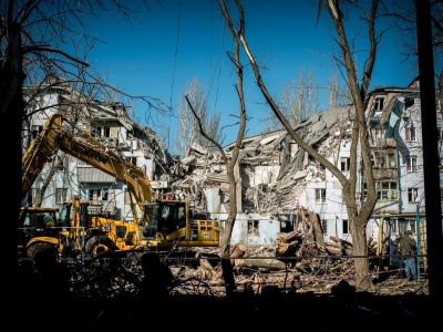 Вид на жилой дом в Запорожье после ракетного удара. Фото: Elena Tita / Global Images Ukraine / Getty Images