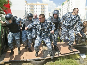 Штурм поселка в Южном Бутове ОМОНом. Фото с сайта bashrevcom.ru (С).