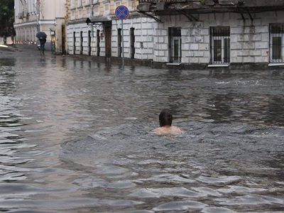 Москва, залитые улицы, 20.6.15. Источник - https://www.facebook.com/profile.php?id=100001806463225