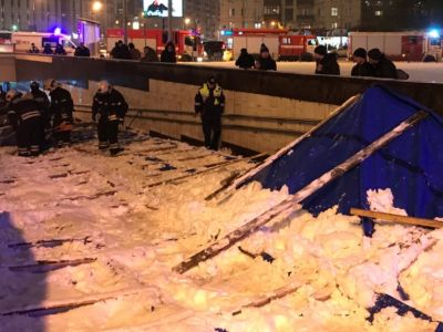 Обрушение лесов в Москве на переход. Фото: twitter.com/ZlobnyV