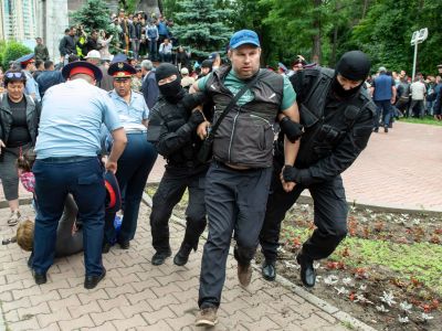 Акция протеста в Алма-Ате в день выборов. Фото: AP / Scanpix