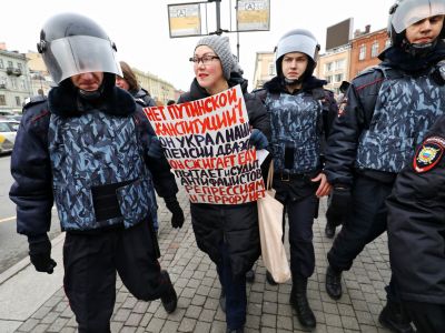 Задержания в Санкт-Петербурге на Лиговском проспекте во время одиночных пикетов против поправок в Конституцию. Фото: Давид Френкель / twitter.com/merr1k