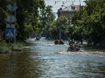 Украинские спасатели, военные и волонтеры эвакуируют жителей города из зоны затопления. Фото: Vladyslav Musiienko / Reuters